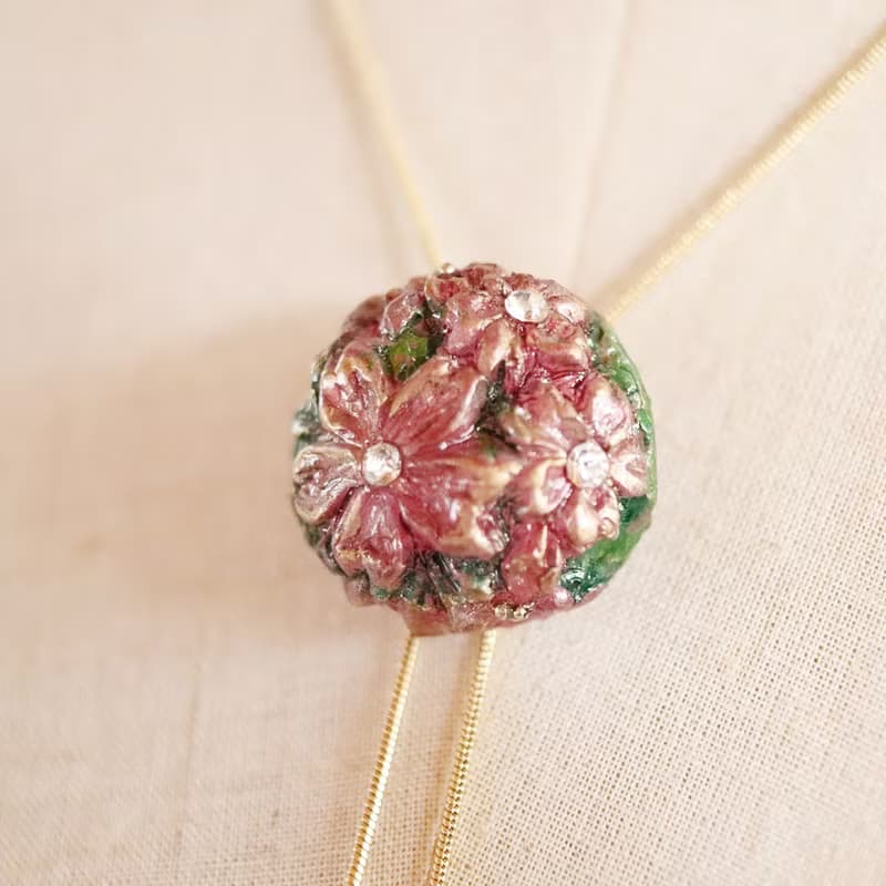 桜花のループタイ　ネックレス・ラリエット風　中紅色×赤色