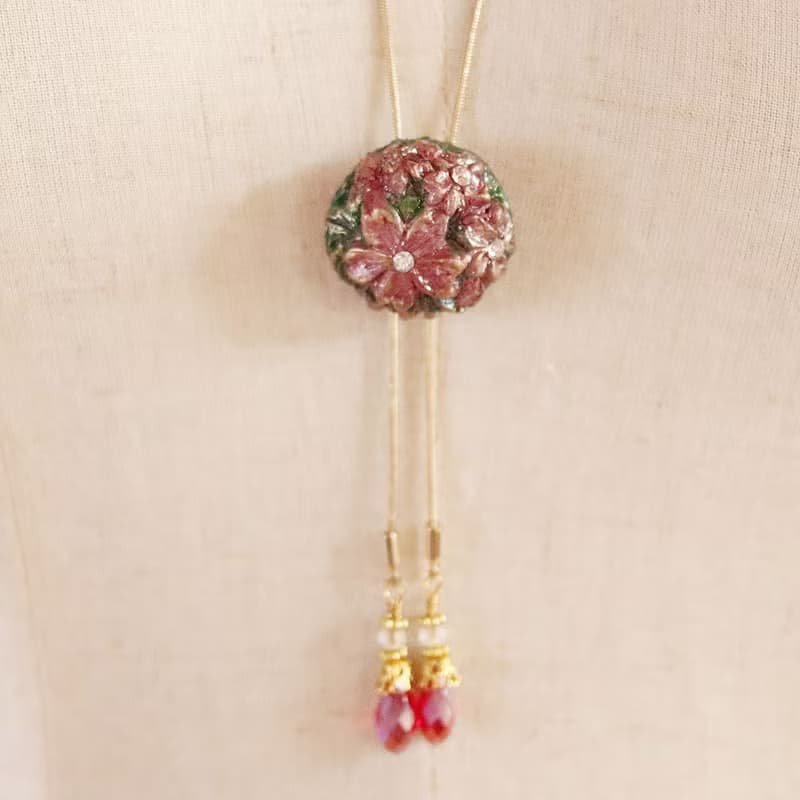 桜花のループタイ　ネックレス・ラリエット風　中紅色×赤色