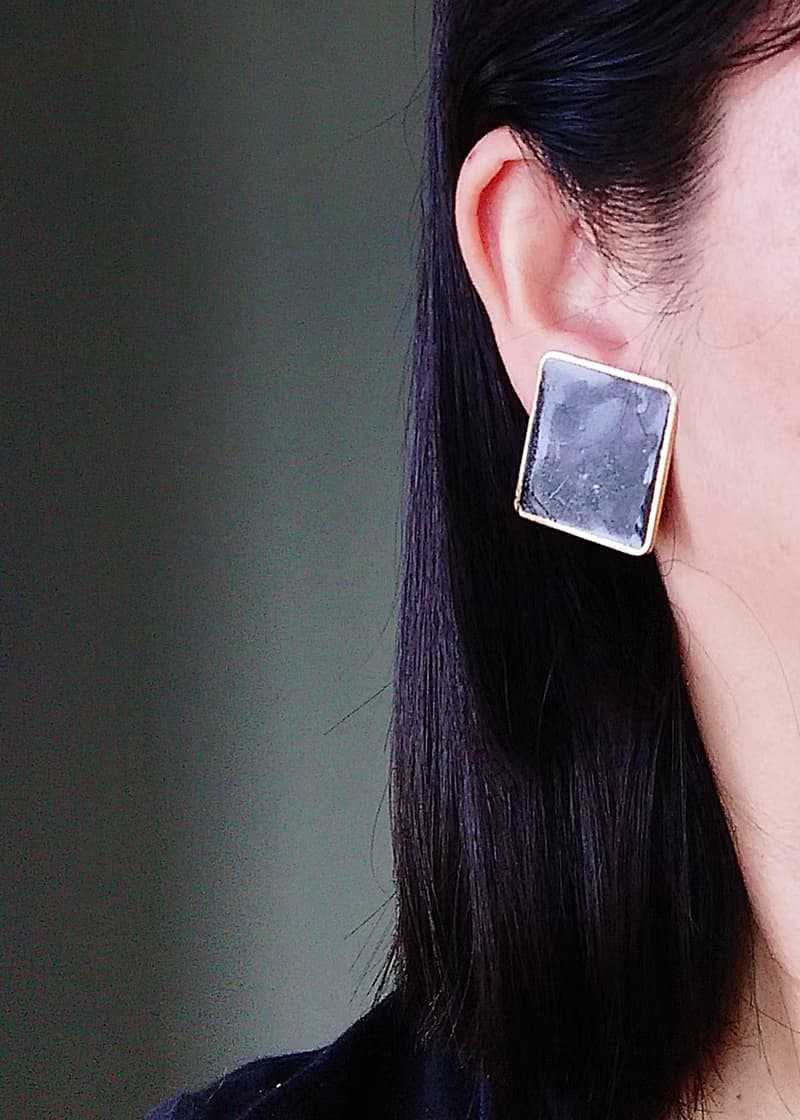 vintage jewelry  Monet 古典黑琺瑯方金框形 夾式耳環