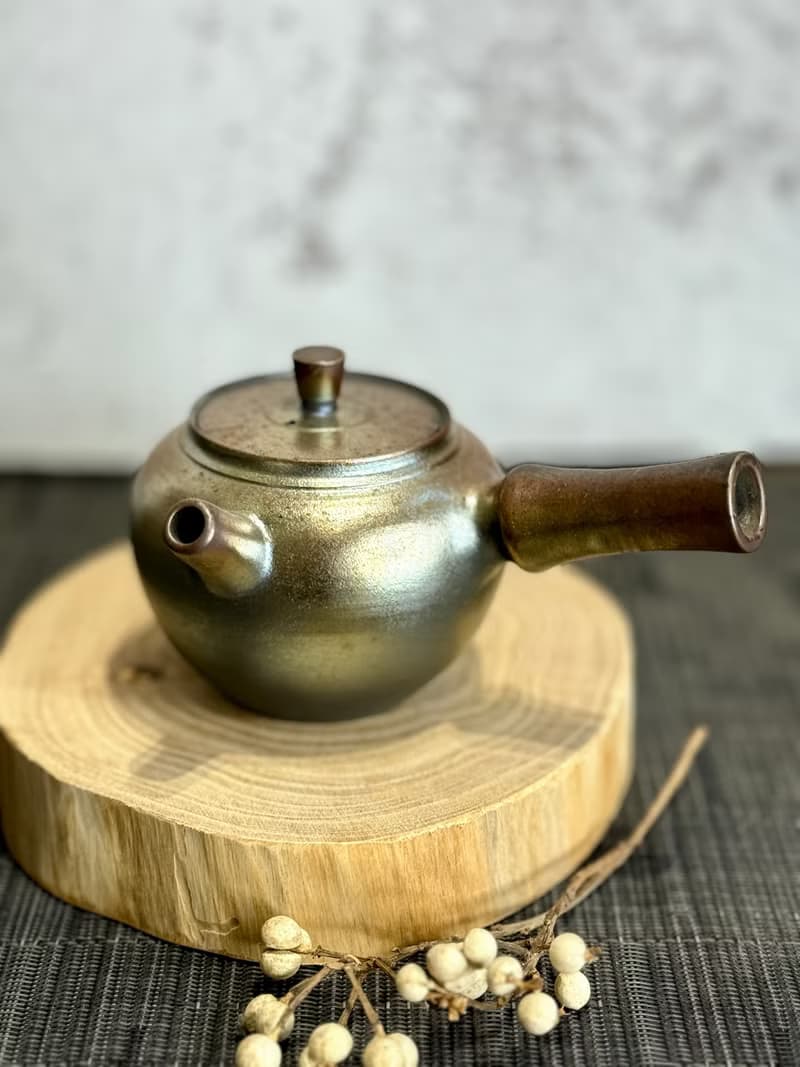 柴燒金銀彩側把壺