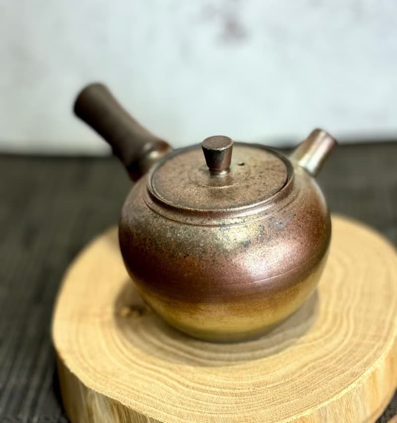 柴燒金銀彩側把壺
