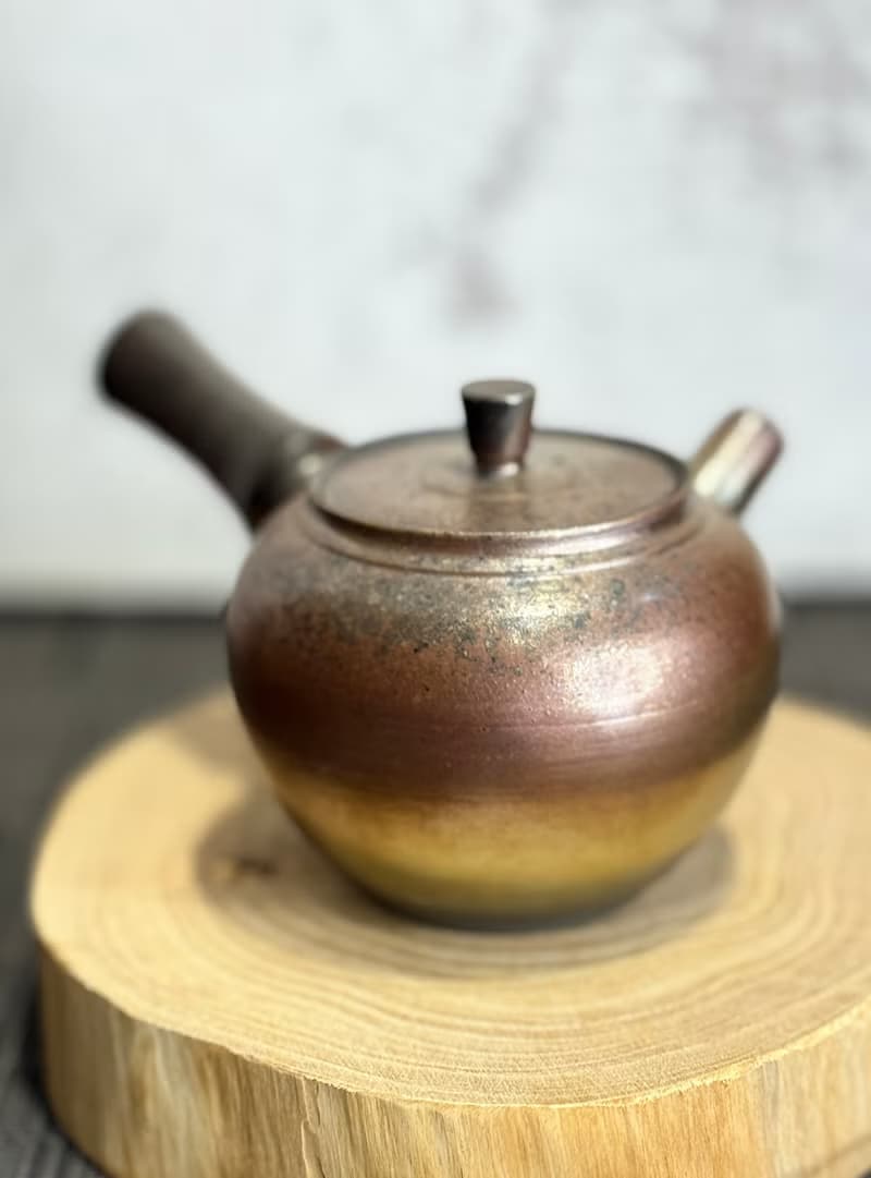 柴燒金銀彩側把壺