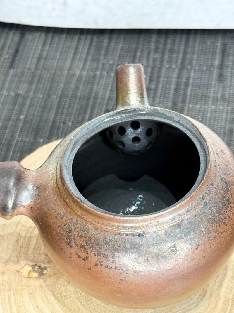 柴燒金銀彩側把壺