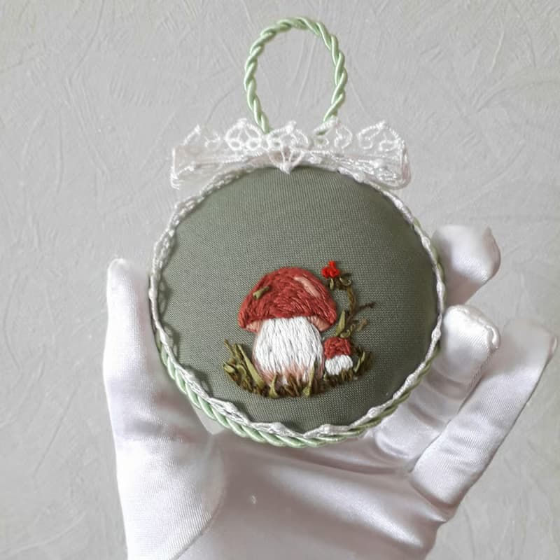 針墊 Green pincushion with embroidered mushroom