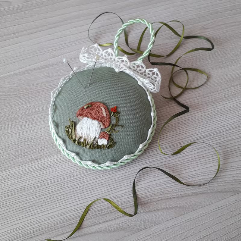 針墊 Green pincushion with embroidered mushroom