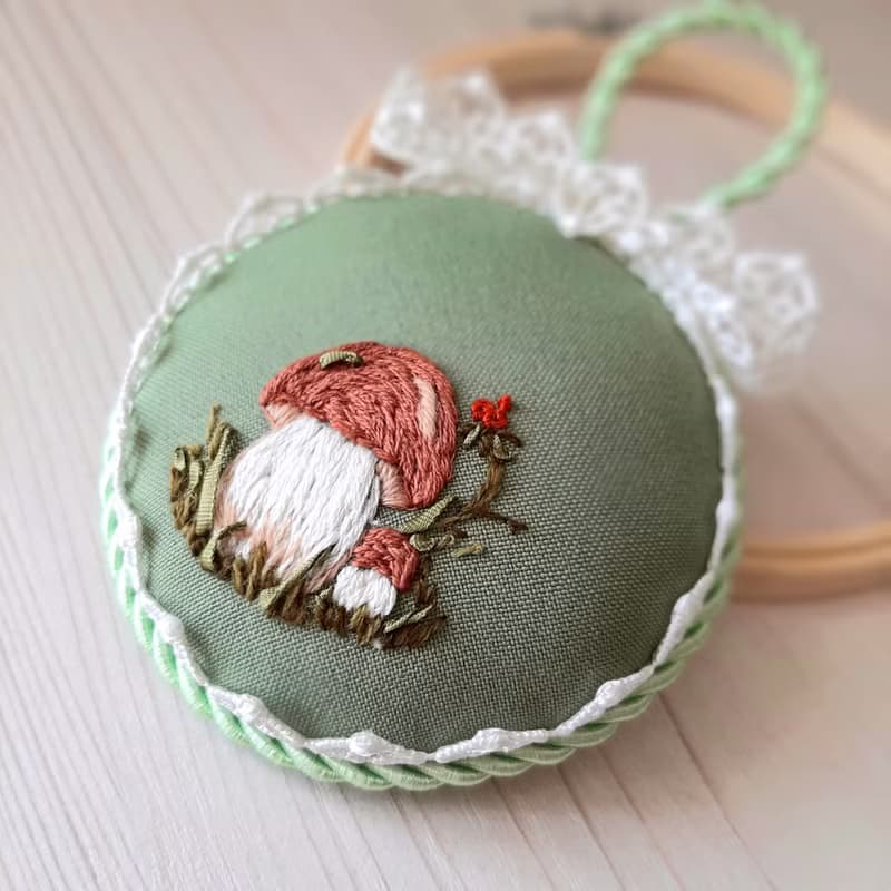 針墊 Green pincushion with embroidered mushroom
