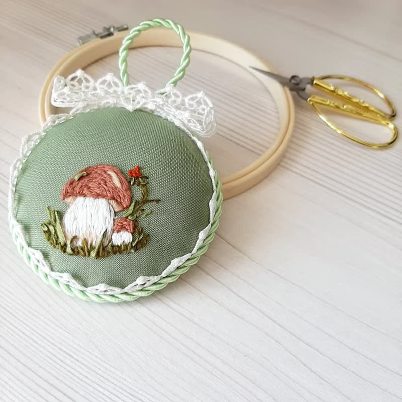 針墊 Green pincushion with embroidered mushroom