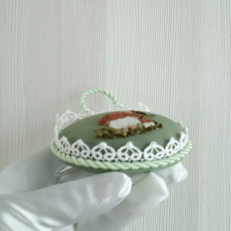 針墊 Green pincushion with embroidered mushroom
