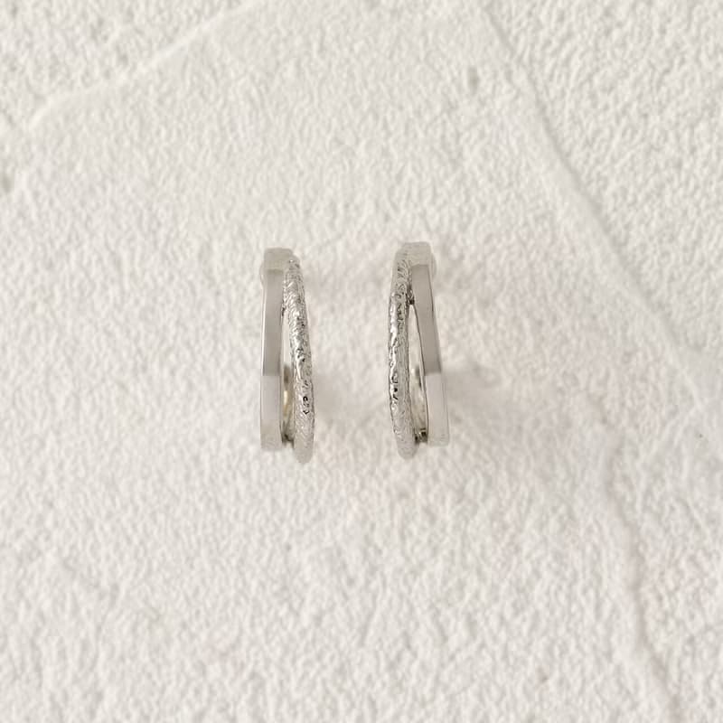 double crescent SV ―軽やかなダブルラインのクリスタルポストピアス　シルバー