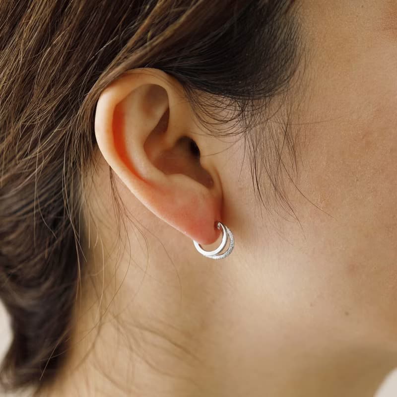 double crescent SV ―軽やかなダブルラインのクリスタルポストピアス　シルバー