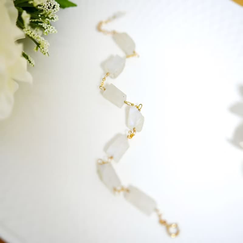 数量限定　愛を深める レア原石 ムーンストーンのブレスレット　6月誕生石