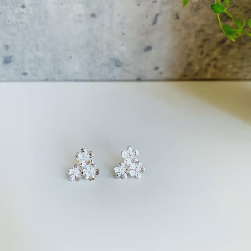 925純銀 / 花系列 - 花兒朵朵耳針 • 優雅氣質