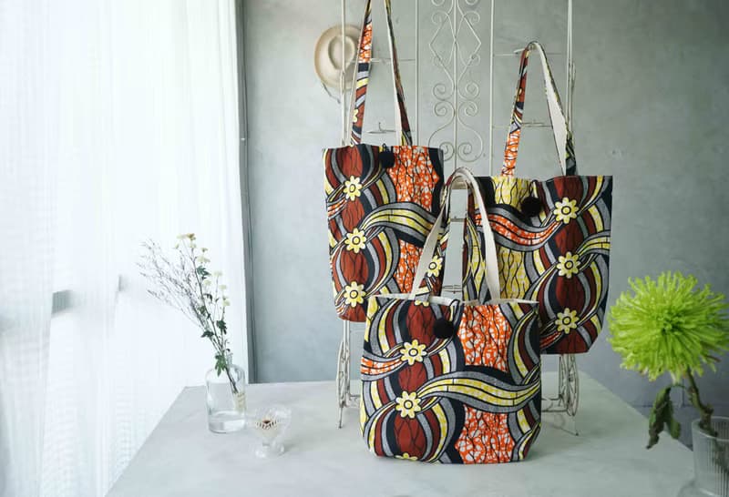 手作-夏日印花非洲布花大毛球托特側背包-花路大道