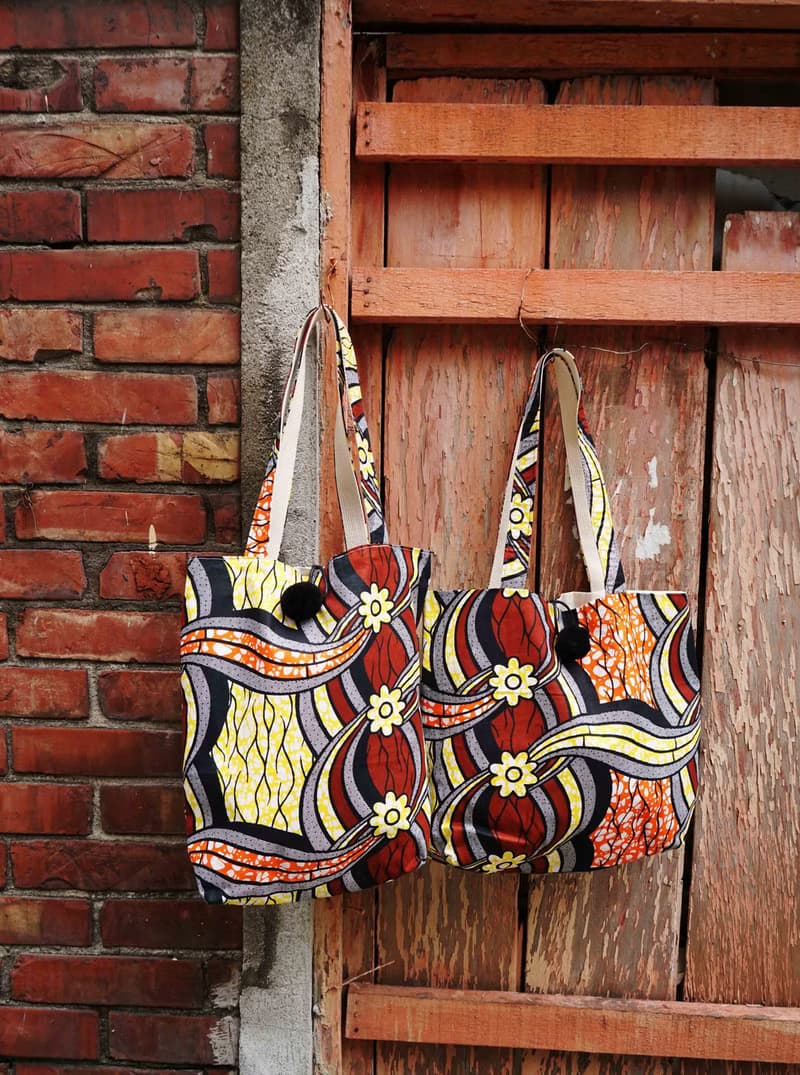 手作-夏日印花非洲布花大毛球托特側背包-花路大道