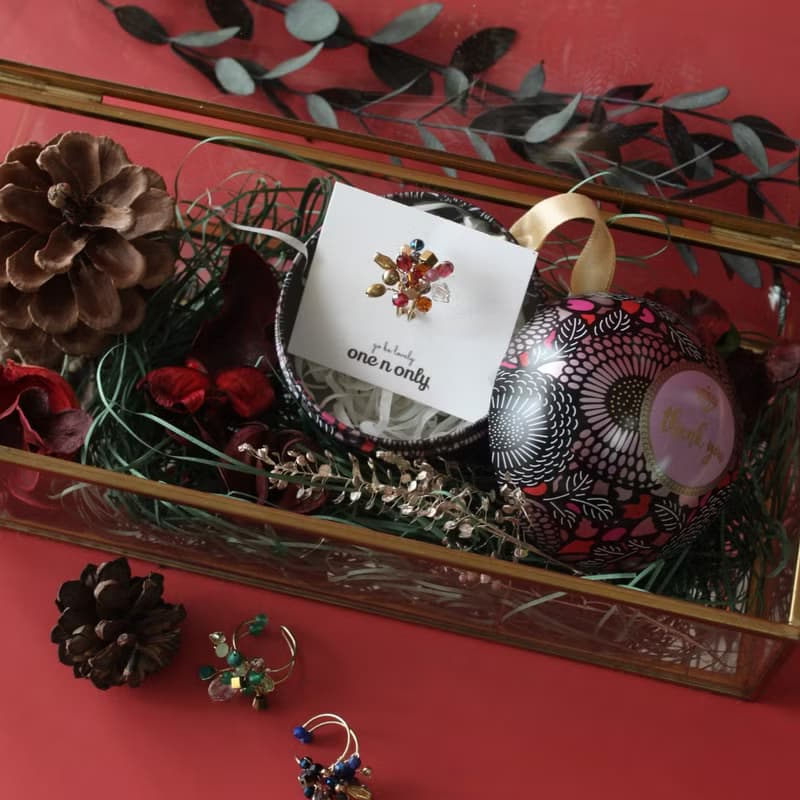【聖誕飾品】 雪花之紅精靈14K注金耳骨夾一只+馬口鐵球禮