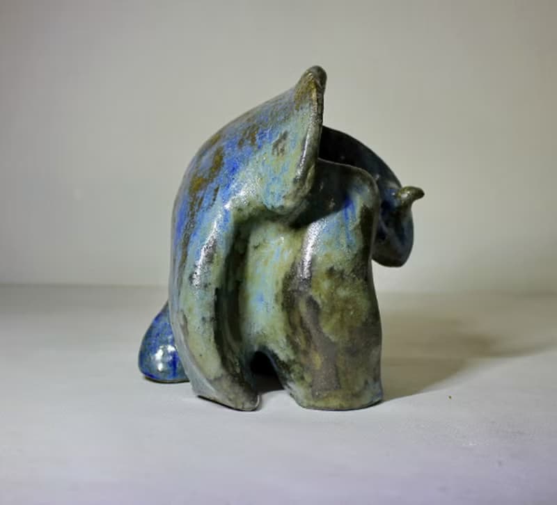 花道的不尋常容器。 藝術雕像 Vase.Table 陶瓷雕塑。