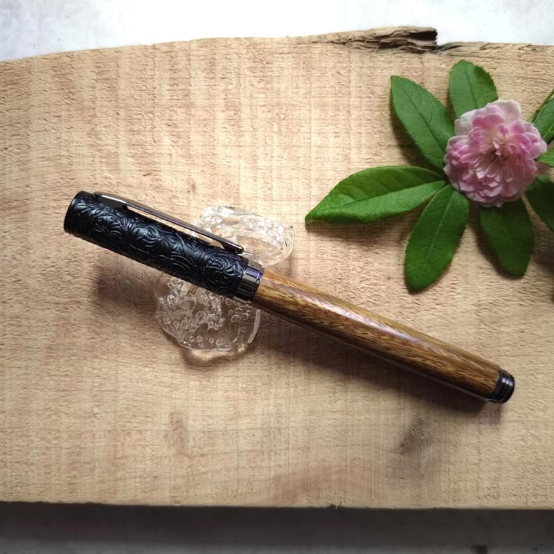 綠檀木 原木 手工筆 鋼珠筆( 浮雕花款)