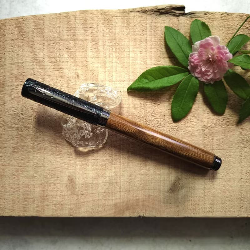 綠檀木 原木 手工筆 鋼珠筆( 浮雕花款)