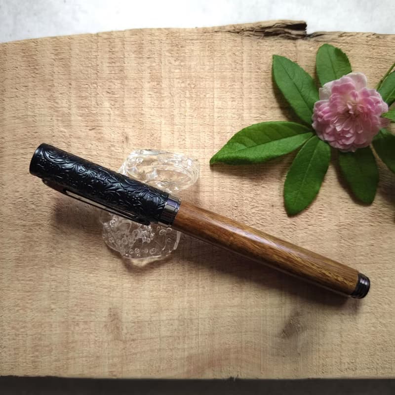 綠檀木 原木 手工筆 鋼珠筆( 浮雕花款)