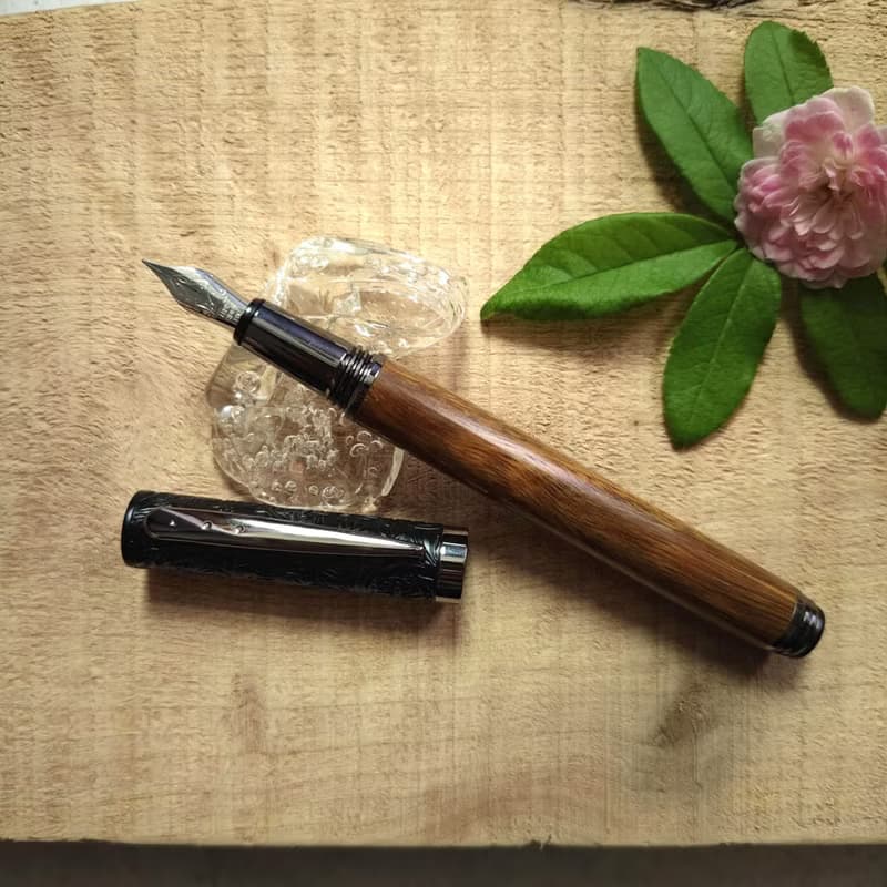 綠檀木 原木 手工筆 鋼珠筆( 浮雕花款)