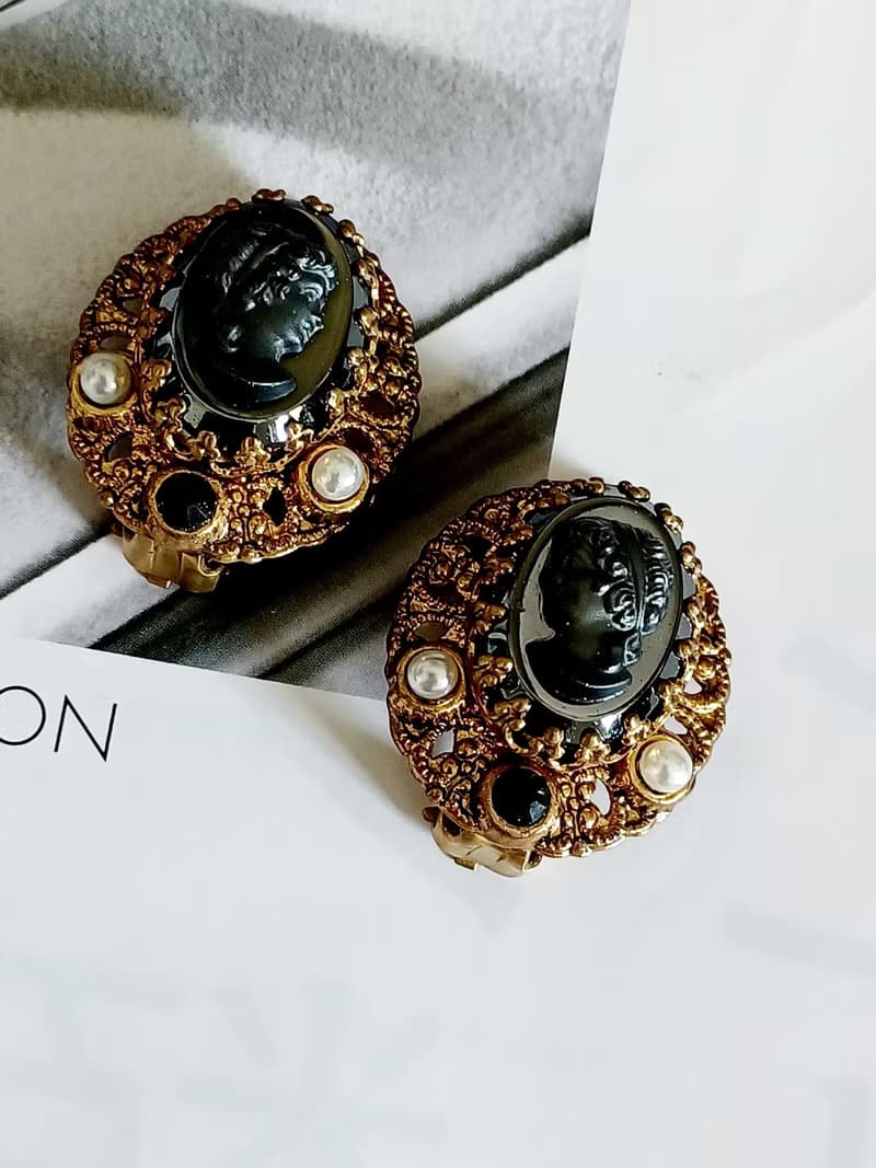 vintage jewelry   西德製 金絲簍空黑玻璃CAMEO  夾式耳環