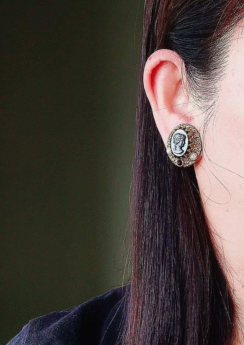 vintage jewelry   西德製 金絲簍空黑玻璃CAMEO  夾式耳環