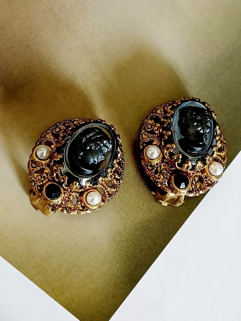 vintage jewelry   西德製 金絲簍空黑玻璃CAMEO  夾式耳環