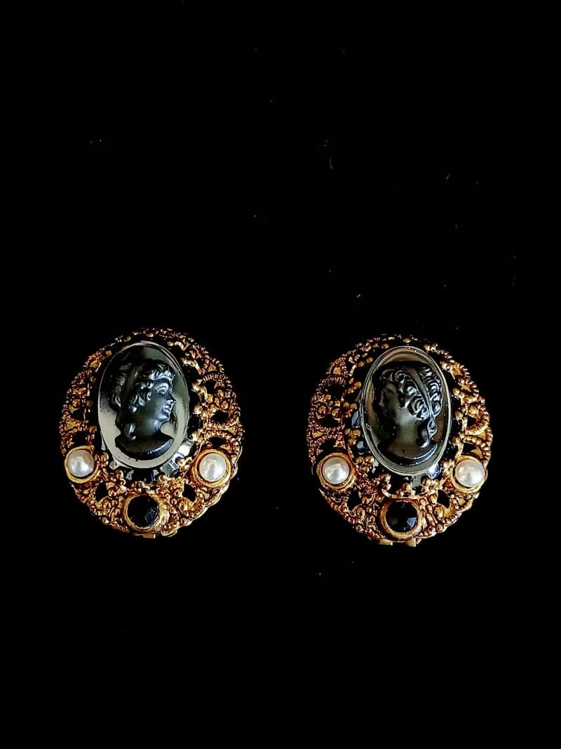 vintage jewelry   西德製 金絲簍空黑玻璃CAMEO  夾式耳環