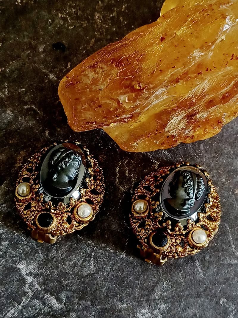 vintage jewelry   西德製 金絲簍空黑玻璃CAMEO  夾式耳環