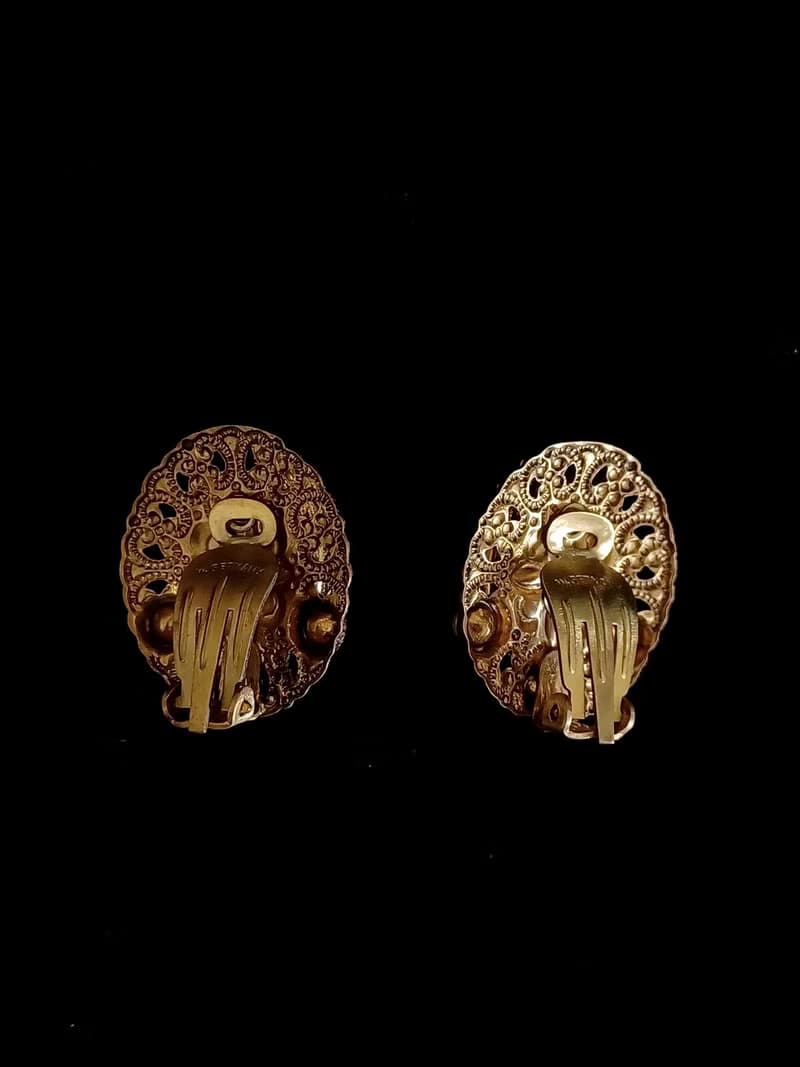 vintage jewelry   西德製 金絲簍空黑玻璃CAMEO  夾式耳環
