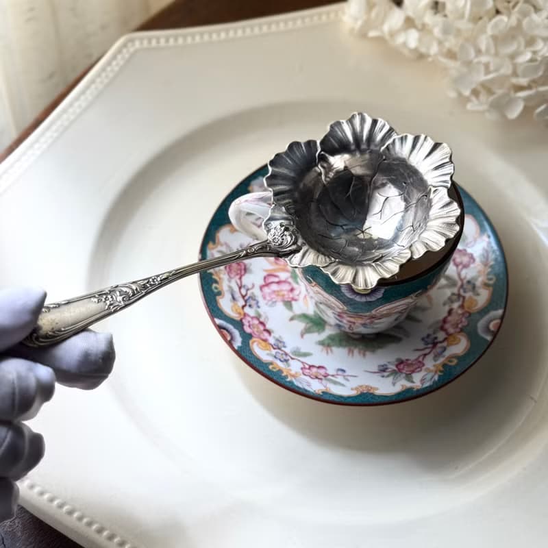 50655-迷人法國古董花朵造型鍍銀濾茶匙