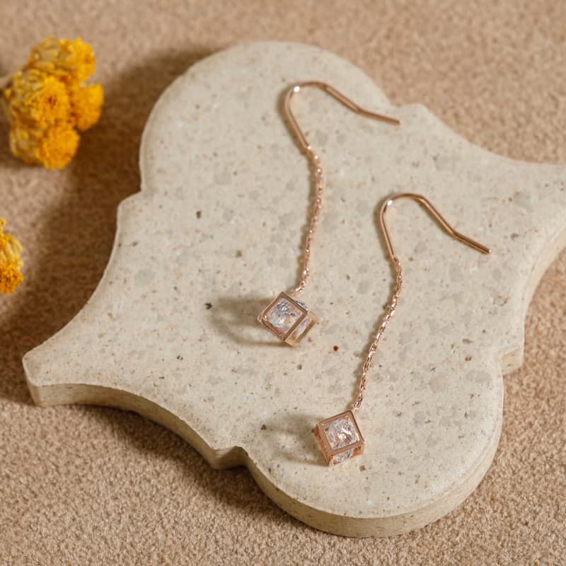 sway-cube pierced earring PG　ニッケルフリーピアス　キューブが揺れるおしゃれなシンプルデザイン ピンクゴールド