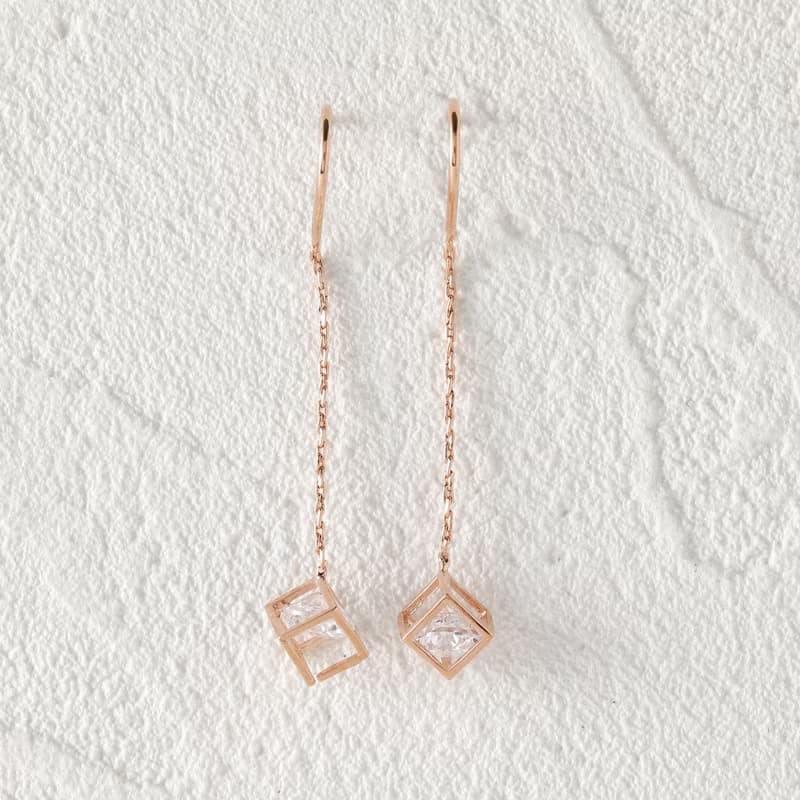 sway-cube pierced earring PG　ニッケルフリーピアス　キューブが揺れるおしゃれなシンプルデザイン ピンクゴールド