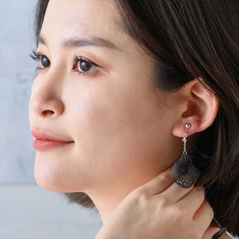 やわらかな曲線に宿る、幾何のきらめき ワイヤーメッシュ イヤリング【ピーナッツ】【黒】【有機的なピーナッツのような膨らみと、無機的な編み目のギャップが面白い】