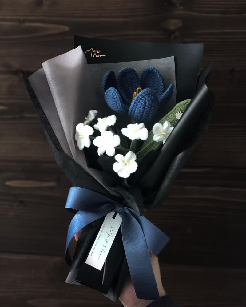 Mustflor-手工針織花-普魯士藍鬱金香與勿忘我花束