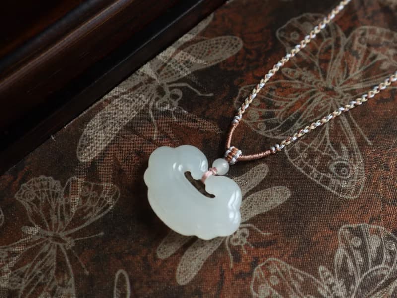 天然和田玉如意鎖吊墜項鏈冰底羊脂玉如意鎖脂份細膩如意順遂平安