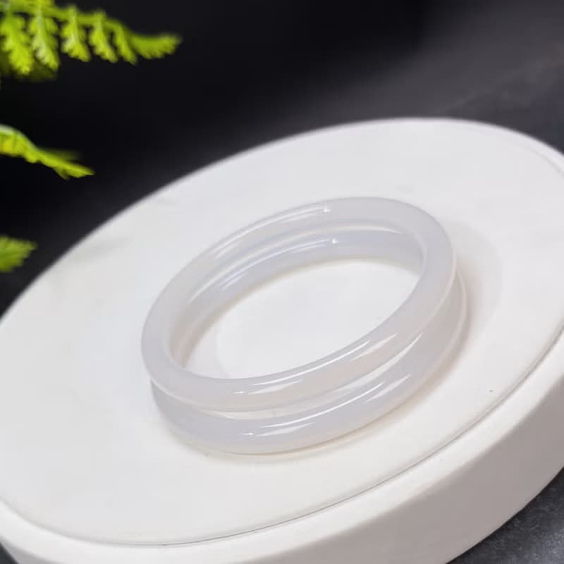 白色瑪瑙手鐲 52MM 冰潤起光仙女條玉髓手環 皓白如凡 單支起售