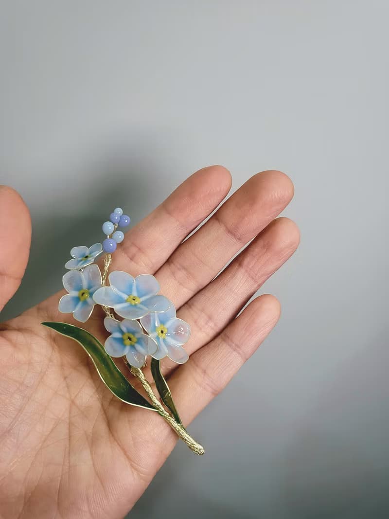 勿忘草 。胸針。沾浸藝術花。飾物。生日禮物