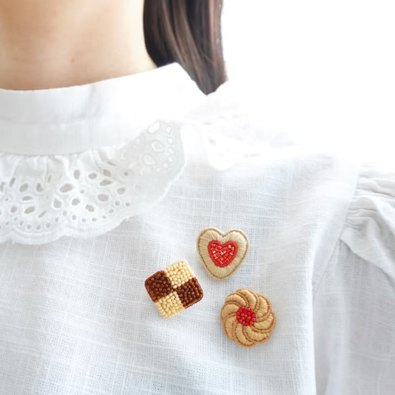 ビーズ刺繍のクッキーのピンバッジ4点セット(ジャムクッキー&チェックアイスボックスクッキー&チョコチップクッキー&ステンドグラスクッキー)　箱付き　アソートクッ