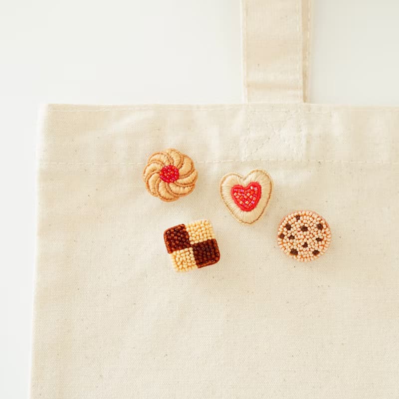 ビーズ刺繍のクッキーのピンバッジ4点セット(ジャムクッキー&チェックアイスボックスクッキー&チョコチップクッキー&ステンドグラスクッキー)　箱付き　アソートクッ
