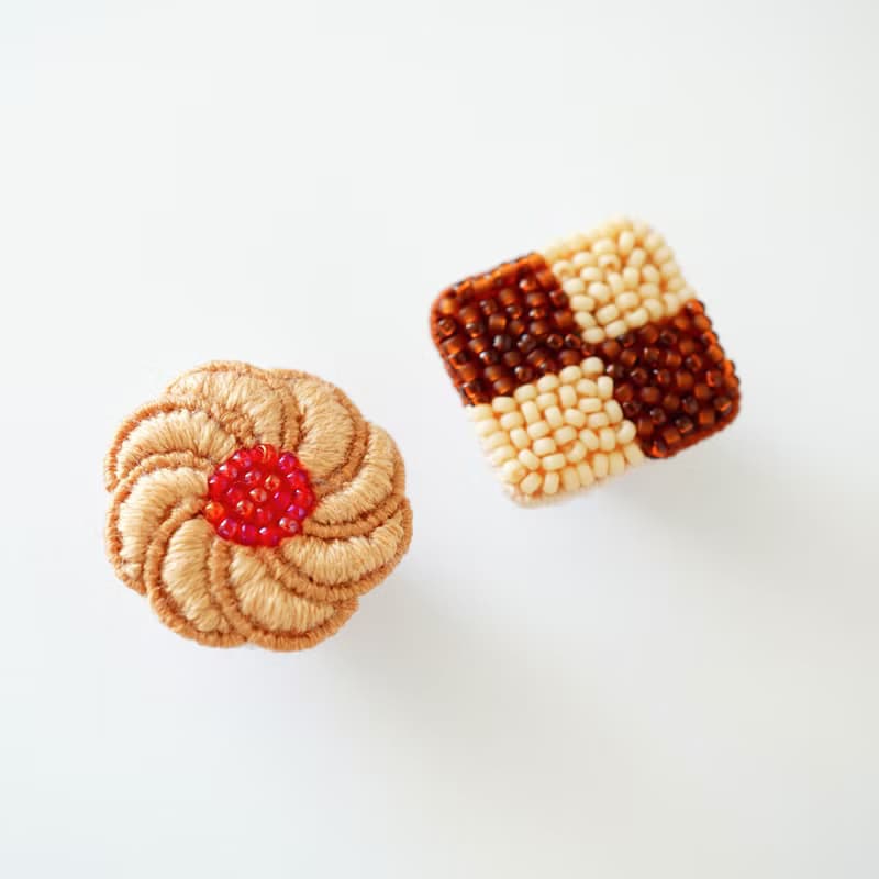 ビーズ刺繍のクッキーのピンバッジ4点セット(ジャムクッキー&チェックアイスボックスクッキー&チョコチップクッキー&ステンドグラスクッキー)　箱付き　アソートクッ
