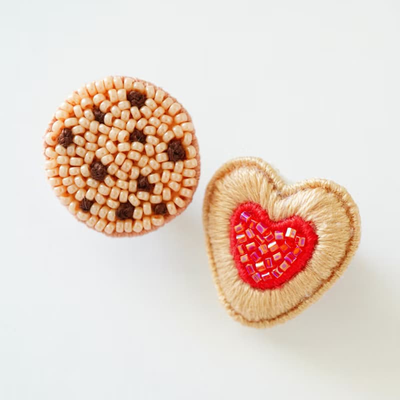 ビーズ刺繍のクッキーのピンバッジ4点セット(ジャムクッキー&チェックアイスボックスクッキー&チョコチップクッキー&ステンドグラスクッキー)　箱付き　アソートクッ
