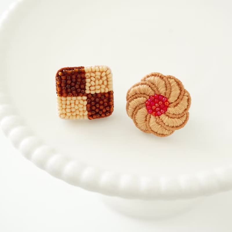 ビーズ刺繍のクッキーのピンバッジ4点セット(ジャムクッキー&チェックアイスボックスクッキー&チョコチップクッキー&ステンドグラスクッキー)　箱付き　アソートクッ