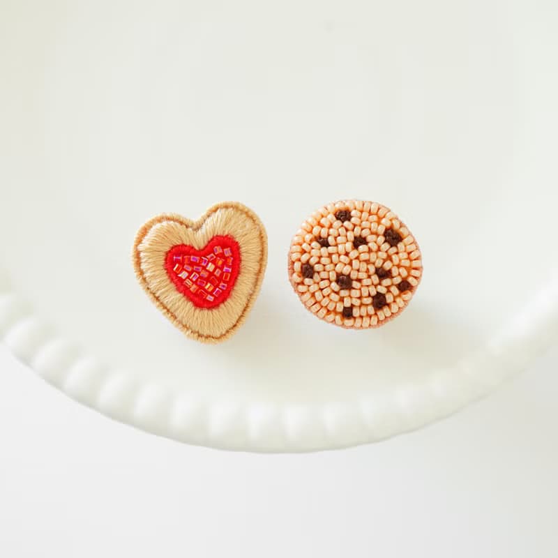 ビーズ刺繍のクッキーのピンバッジ4点セット(ジャムクッキー&チェックアイスボックスクッキー&チョコチップクッキー&ステンドグラスクッキー)　箱付き　アソートクッ