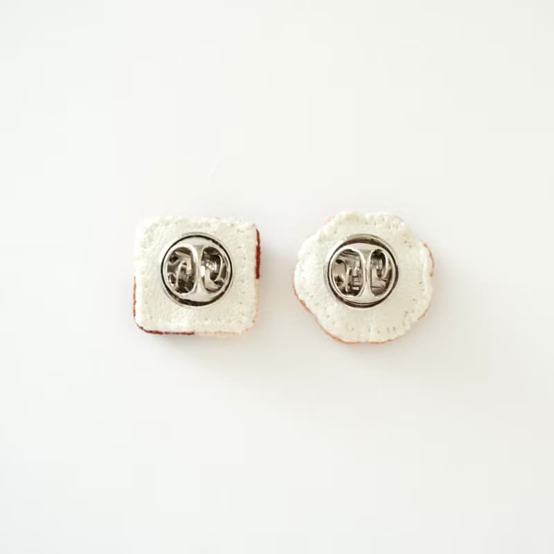 ビーズ刺繍のクッキーのピンバッジ4点セット(ジャムクッキー&チェックアイスボックスクッキー&チョコチップクッキー&ステンドグラスクッキー)　箱付き　アソートクッ