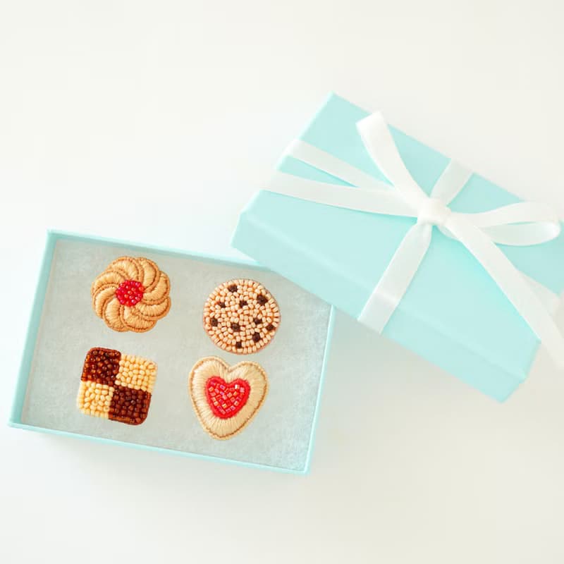 ビーズ刺繍のクッキーのピンバッジ4点セット(ジャムクッキー&チェックアイスボックスクッキー&チョコチップクッキー&ステンドグラスクッキー)　箱付き　アソートクッ