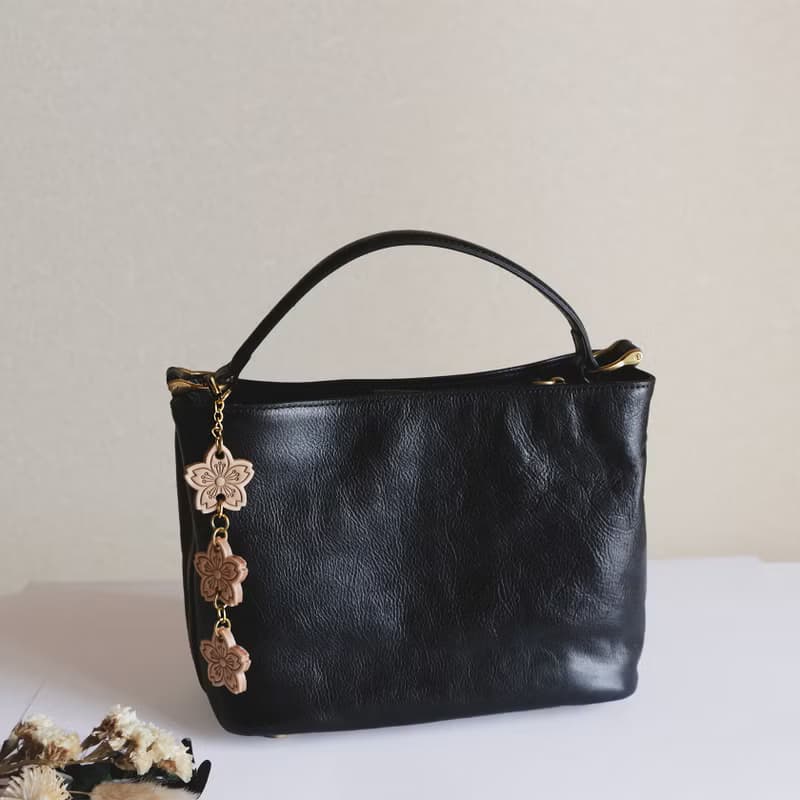 高級牛革斜め掛けショルダーバッグ収納バッグ 長財布収納可能出会い2wayバッグ　黒色