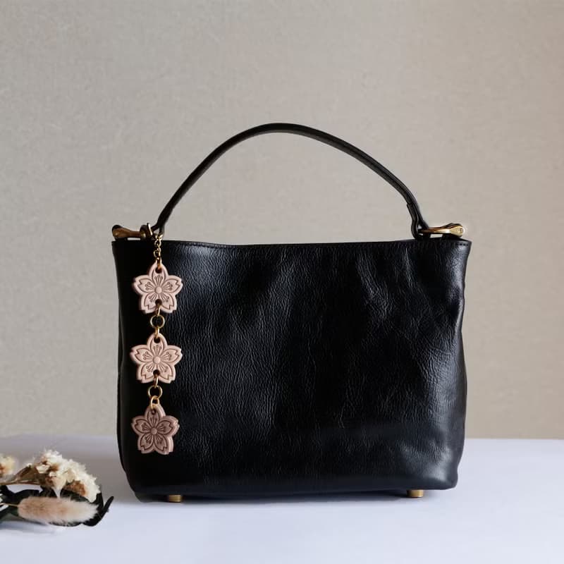 高級牛革斜め掛けショルダーバッグ収納バッグ 長財布収納可能出会い2wayバッグ　黒色