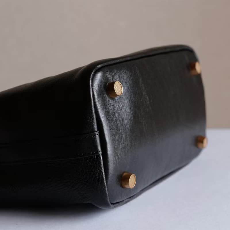 高級牛革斜め掛けショルダーバッグ収納バッグ 長財布収納可能出会い2wayバッグ　黒色