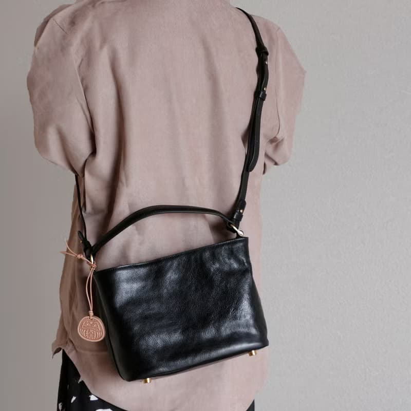 高級牛革斜め掛けショルダーバッグ収納バッグ 長財布収納可能出会い2wayバッグ　黒色